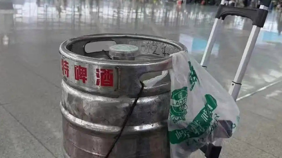 青岛火车站好多人拖着铁桶扎啤返乡热搜配图